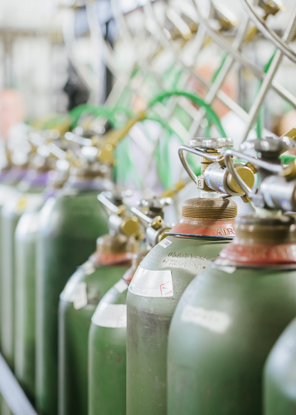2022-6-8 Medford, OR - Lahna Marie Photography - SAFETY APPROVED.4G5A0135_BPW Side View of Cylinders Being Filled